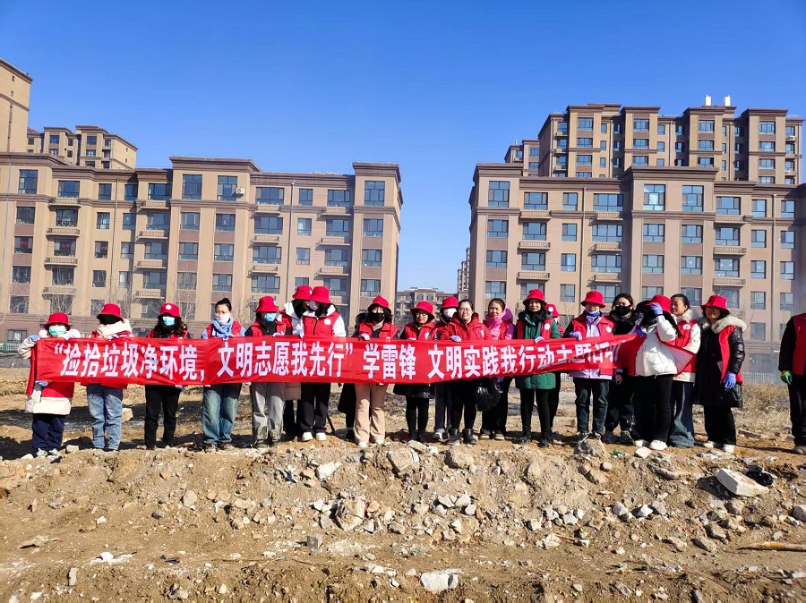 内蒙赤峰敖汉旗振兴社区关工委开展“捡拾垃圾净环境 文明志愿我先行”活动