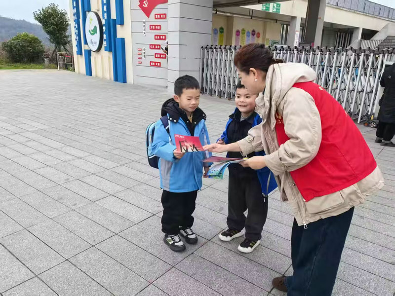贵州省贵阳市乌当区新光路街道关工委开展学习雷锋精神志愿服务