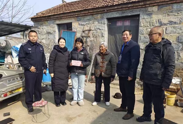 江苏省徐州市铜山区汉王镇派出所关爱站开展“春风送暖，爱心帮教”捐助活动