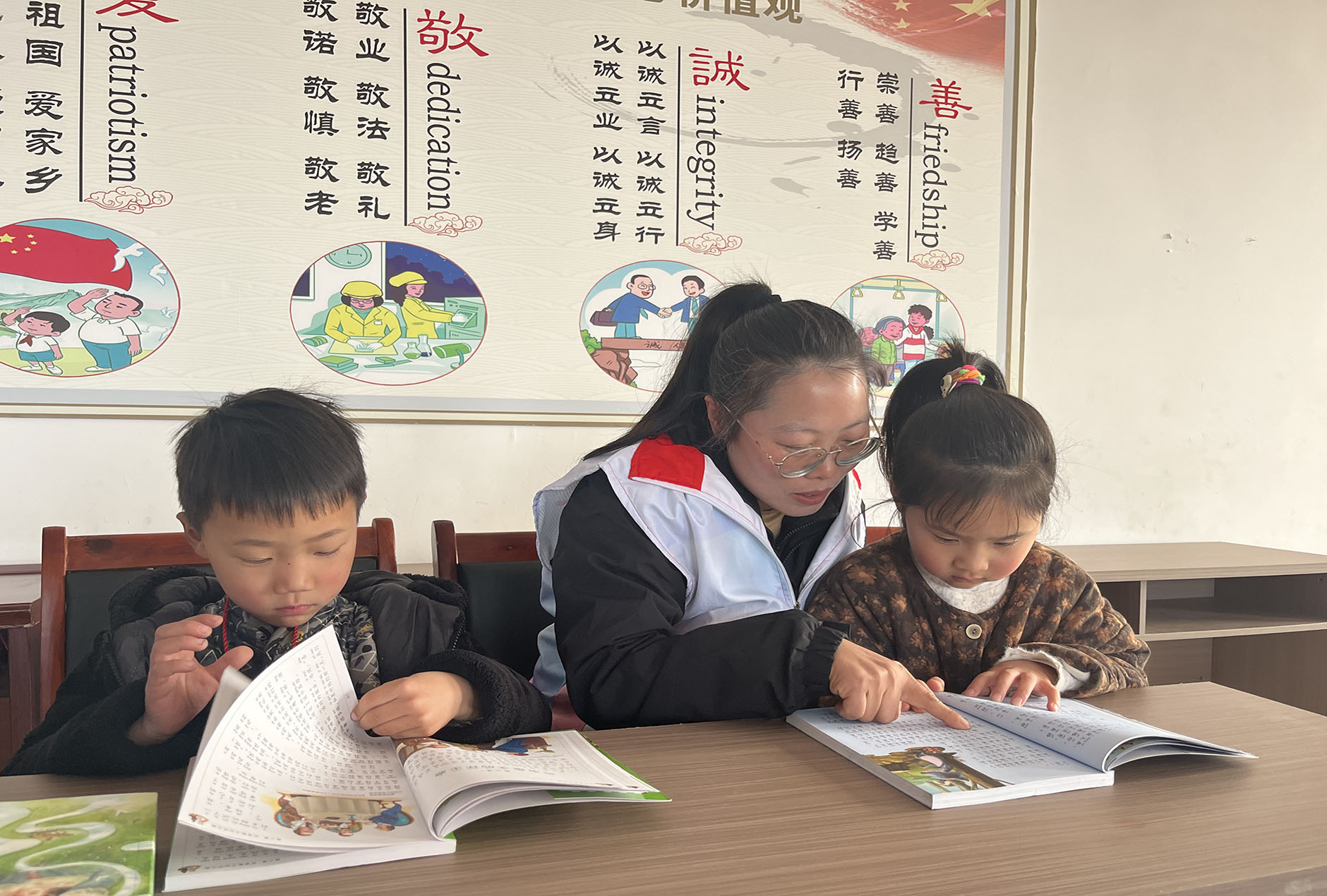 徐州经开区徐庄镇岳庄村关工委开展“书香伴读 点亮童心”关爱儿童读书活动