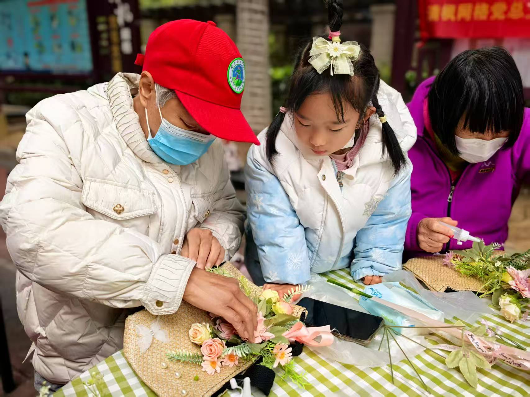 安徽省合肥市包河区滨湖世纪社区清枫居委会关工委开展“巧手绽芳华，爱袋暖人心”活动