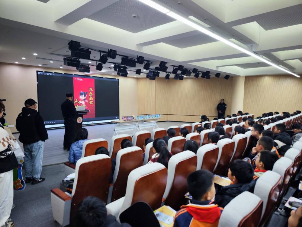 四川省成都市金牛区凤凰山街道关工委开展防邪宣传进校园活动