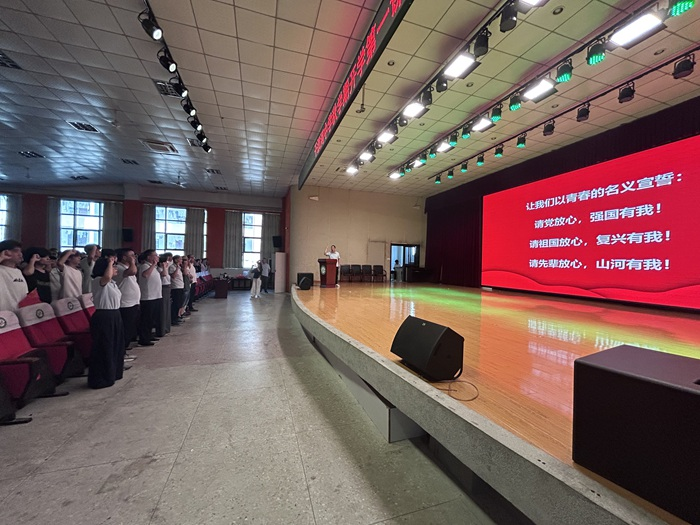 安徽省六安市舒城县：一堂思政课点燃师生爱国情