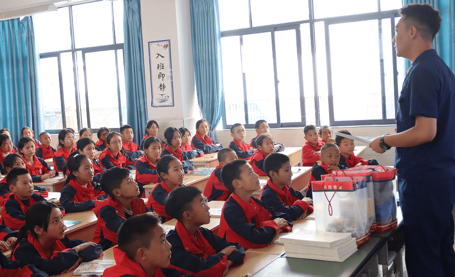 四川省凉山州昭觉县消防大队关工委进校园上好安全“启蒙课”