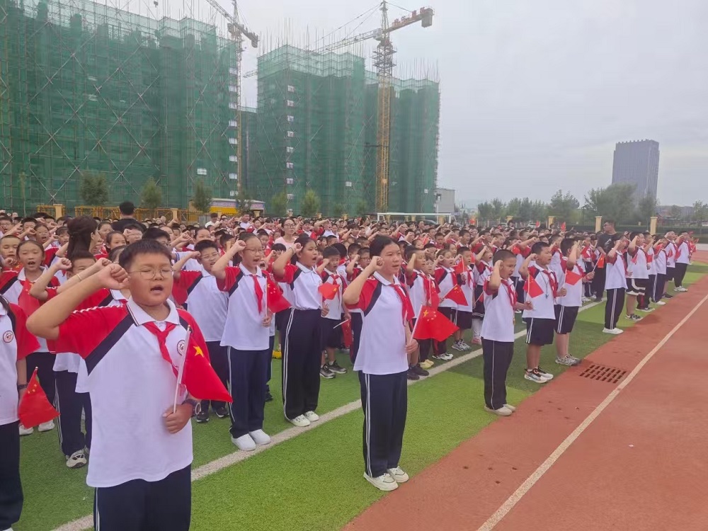 以史为鉴守初心 以行致远启新程——内蒙古自治区赤峰市翁牛特旗乌丹第六小学关工委开学典礼别开生面