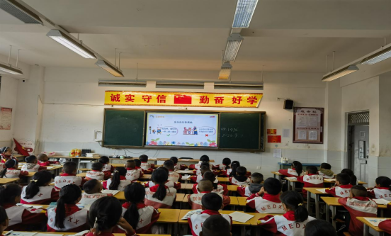 四川省凉山州昭觉县城北镇沐恩邸中心小学关工委开展 “书香载亲情 家风润昭觉” 亲子阅读主题活动