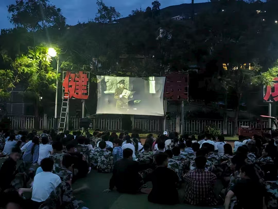 四川省凉山州甘洛县：红色电影进校园 弘扬主旋律传播正能量