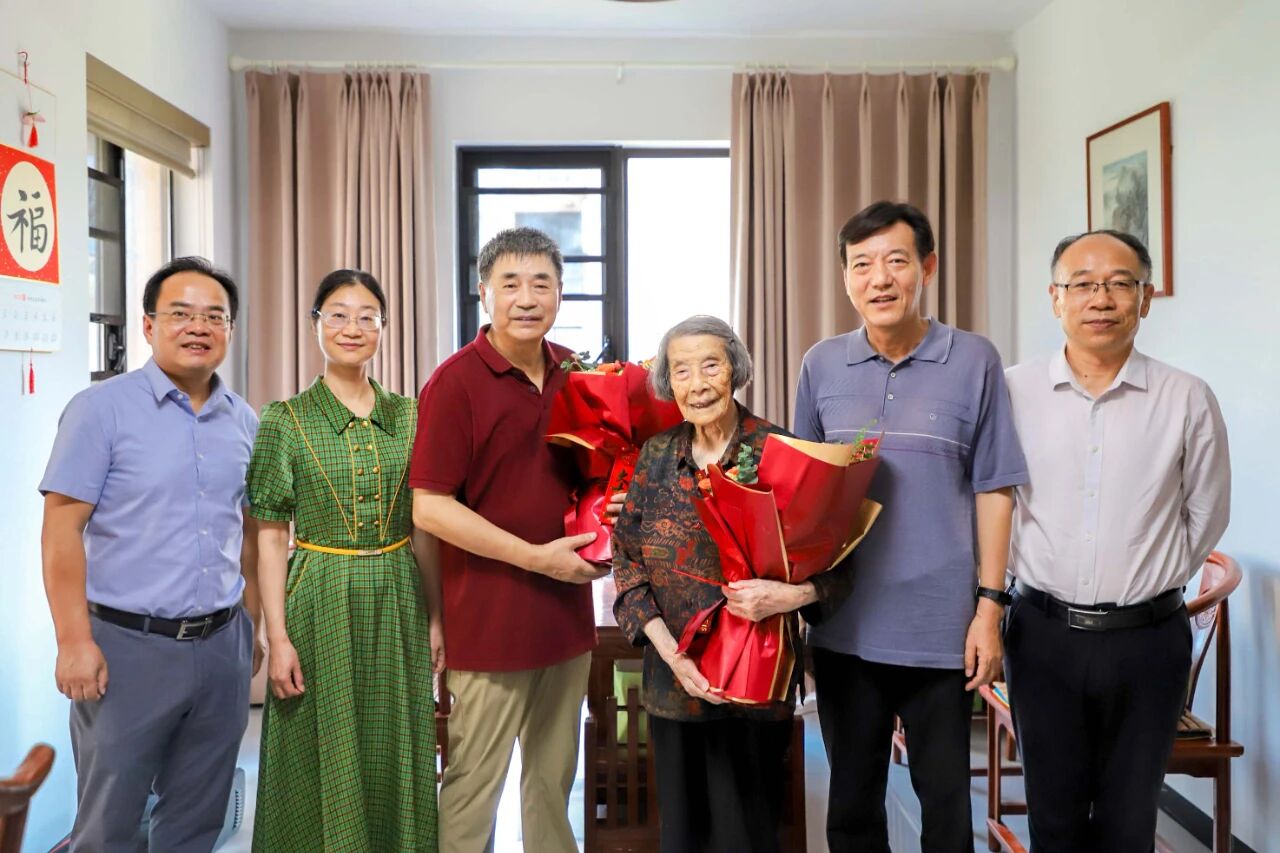 浙江省平湖市关工委开展教师节走访慰问活动