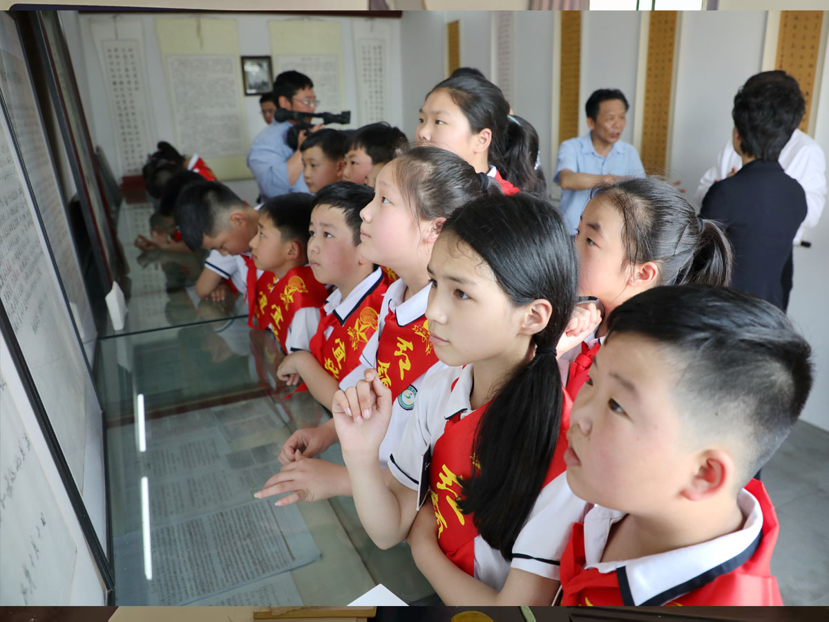 参观村纪念室  厚植家国情怀