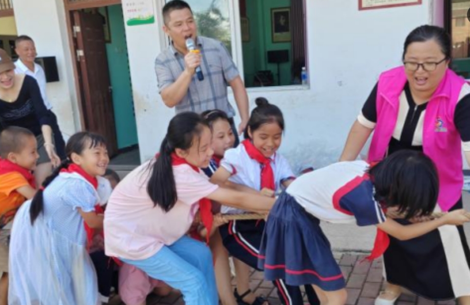 江西省抚州市崇仁县：“爱心爸妈”暖心行动点亮孩子灿烂心空