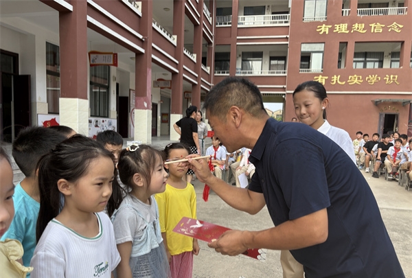 江苏省徐州市铜山区汉王镇北望小学关工委为一年级新生举行“朱砂启智，开启智慧之门”活动