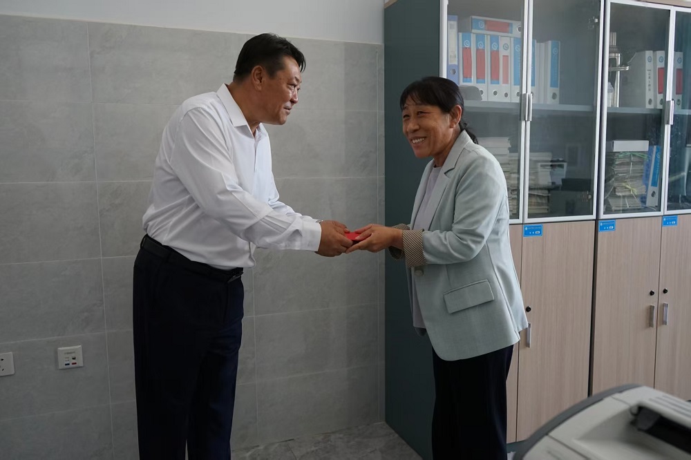 内蒙古自治区赤峰市翁牛特旗旗委、旗政府开展教师节慰问活动，关心下一代成长