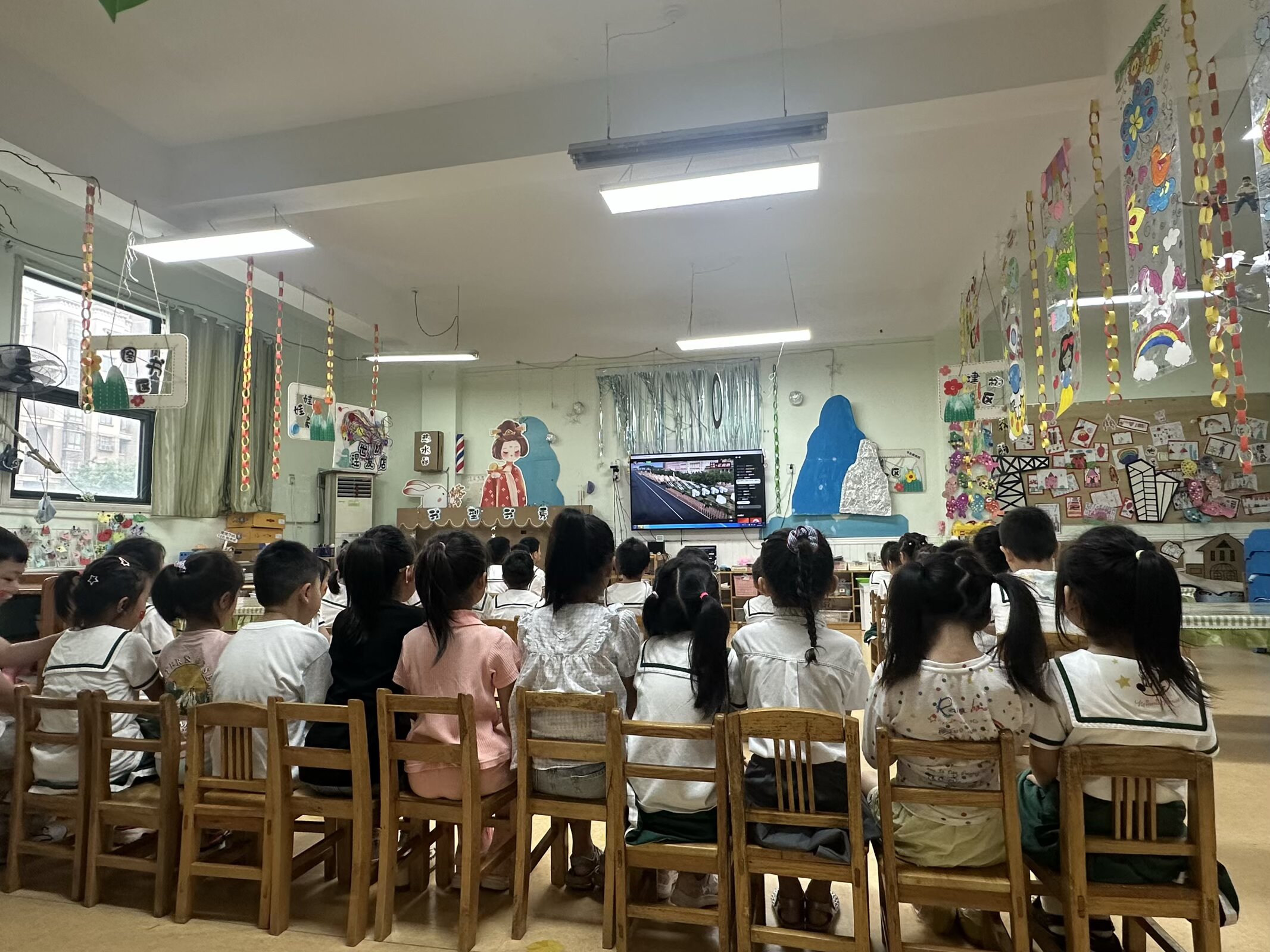 江苏省徐州市经济技术开发区徐庄镇徐庄村关工委联合辖区幼儿园开展了 “壮阔盛世，童心礼赞” 活动