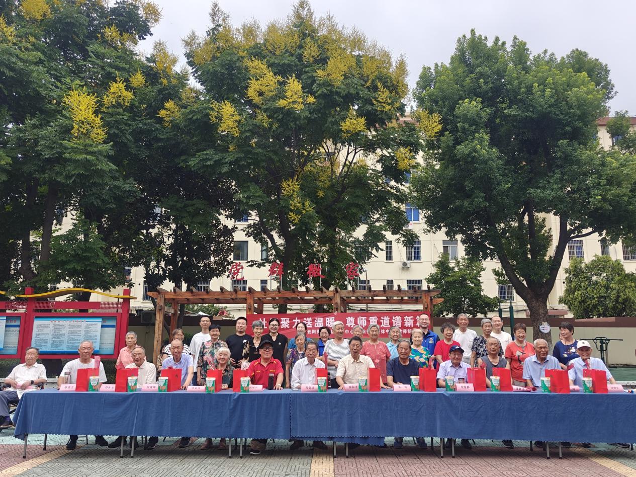 尊师重道 聚力送暖——江苏省丹阳市云阳街道教师新村社区关工委开展尊师敬老活动