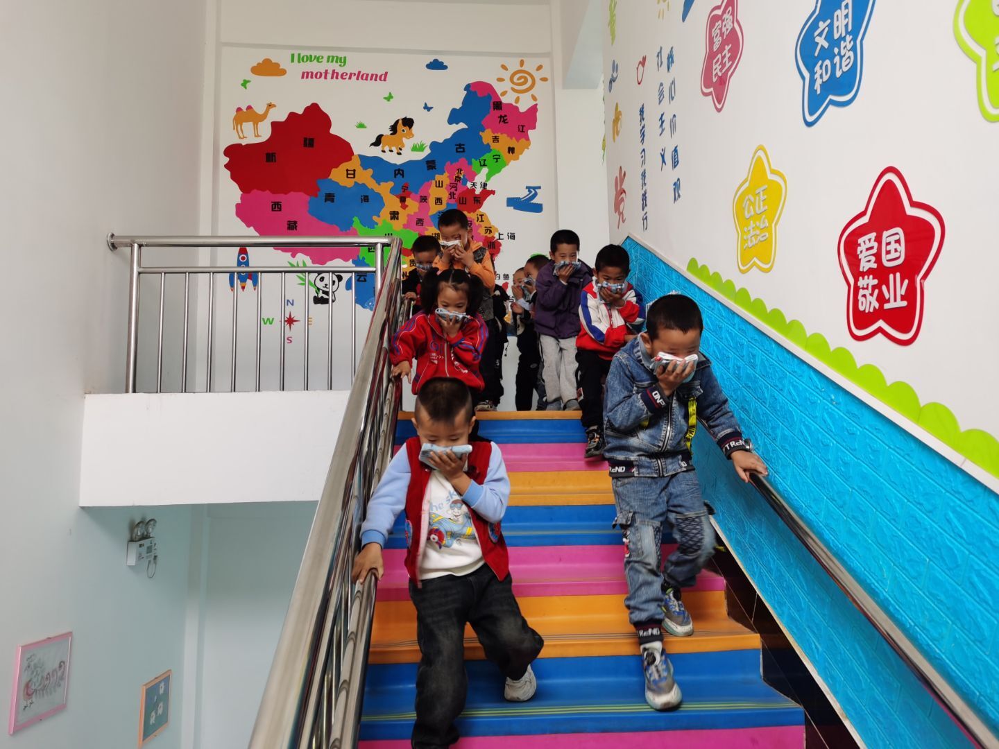 甘肃省灵台县星火乡中心幼儿园关工委开展消防安全应急疏散演练