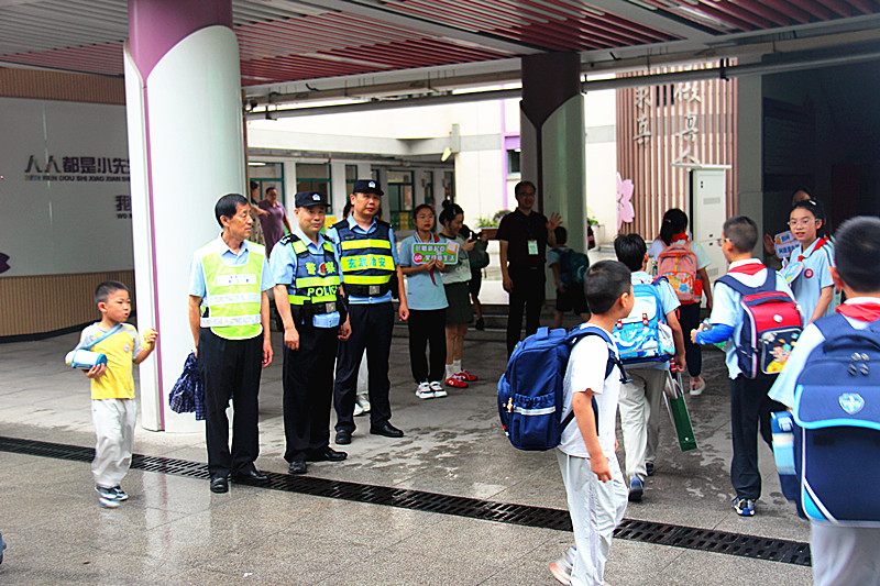 江苏省南京市玄武区玄武湖街道关工委联合开展“爱心护学岗”行动，筑牢校园学子上学安全路