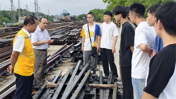 中国铁路南宁集团有限公司柳州工务段：“铁兵”五老发挥余热传技能