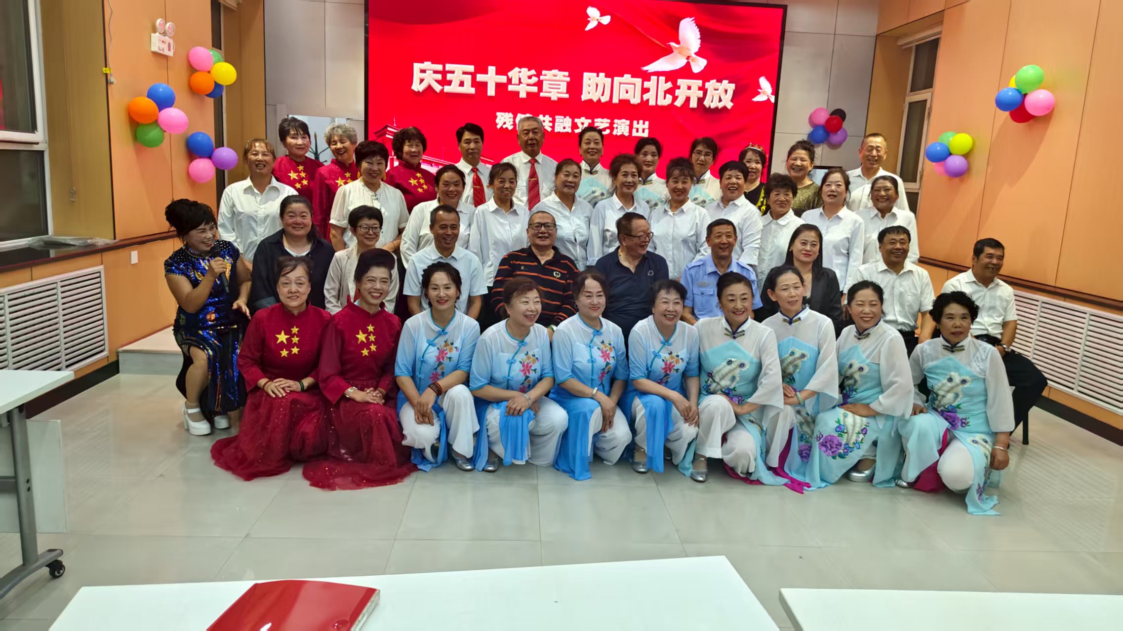 黑龙江省牡丹江市绥芬河市山城社区关工委联合绥芬河市残联与绥芬河市图书馆开展“庆五十华章 助‘向北开放’”主题歌舞表演活动