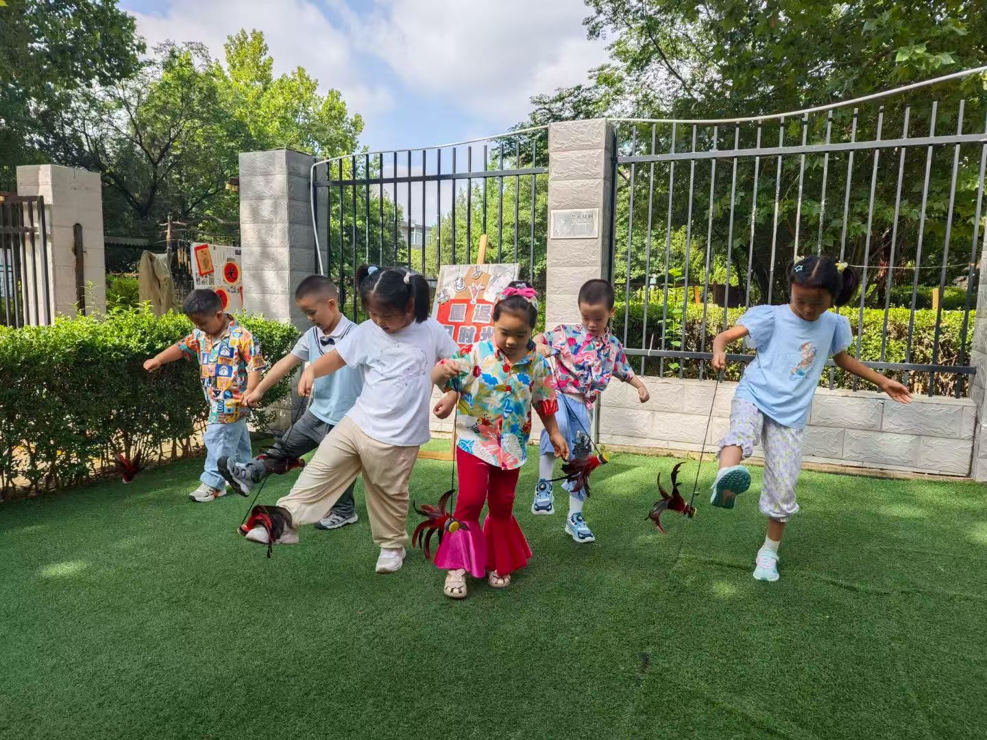 江苏省徐州市经开区徐庄镇周庄村关工委走进周庄幼儿园开展了“毽子飞舞，童心跃动”