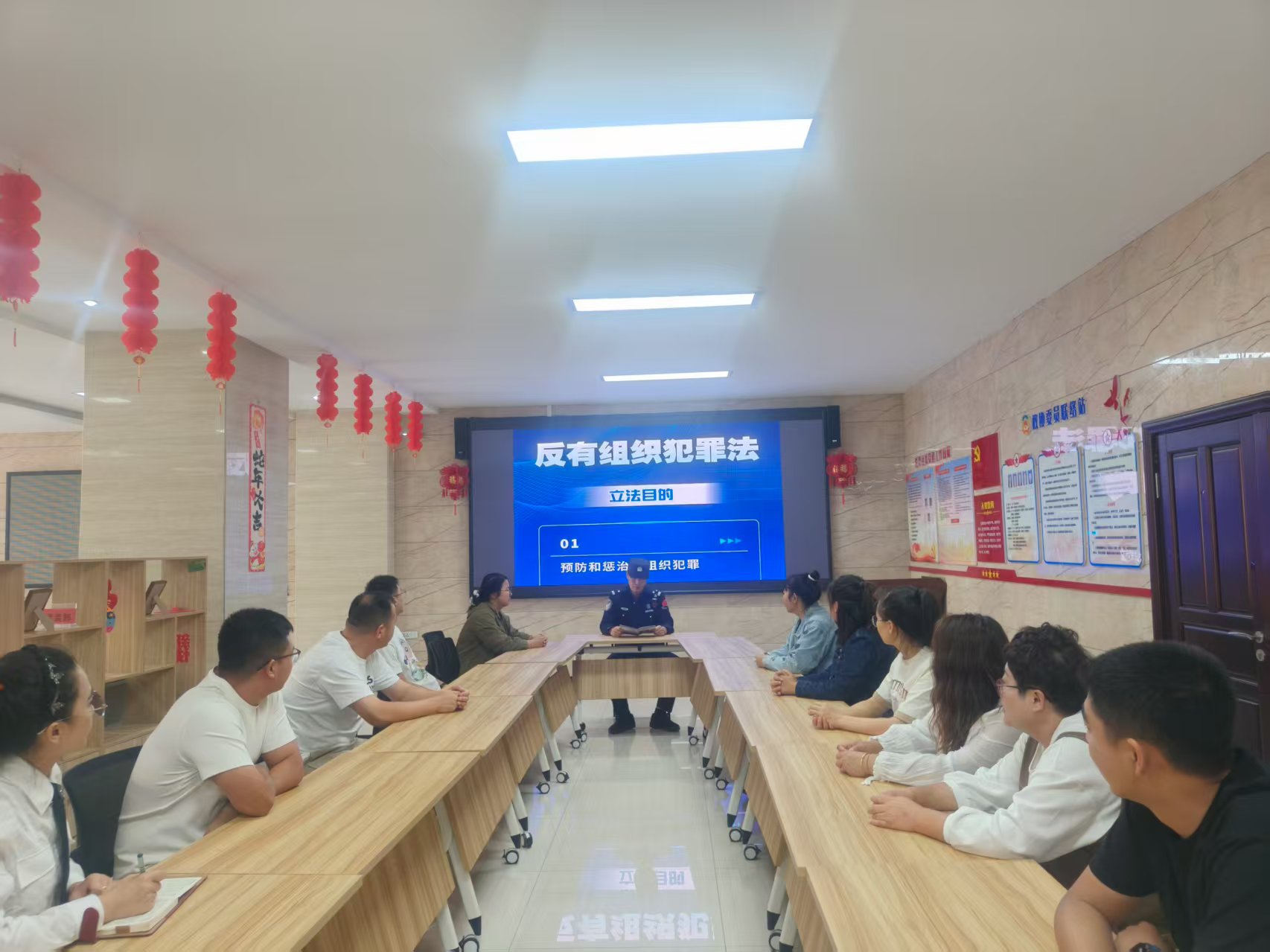 远离有组织犯罪，共建平安社区——黑龙江省牡丹江市绥芬河市绥兴社区关工委联合绥芬河市绥北派出所开展学习《中华人民共和国反有组织犯罪法》活动