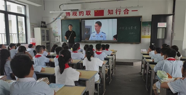 江苏省徐州市铜山区汉王实验小学关工委组织学生聆听开学法治第一课
