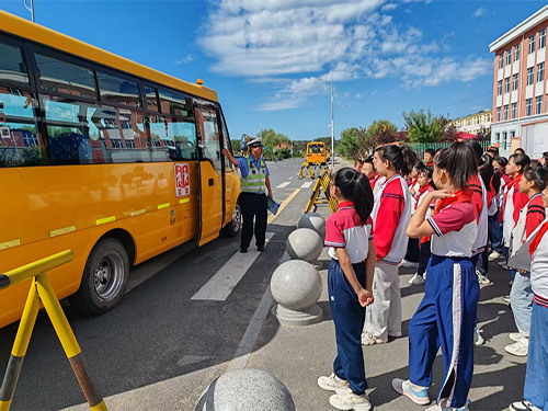 黑龙江省穆棱市民主小学携手市交警大队开展安全主题教育活动
