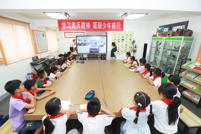 学习阅兵精神 砥砺少年前行