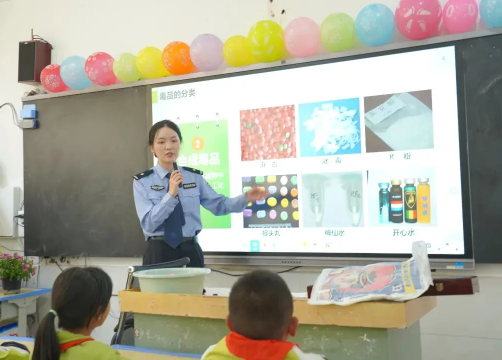 四川凉山彝族自治州盐源萌娃的 “禁毒小课堂”：辨毒品、听英雄事，防毒拒毒超认真