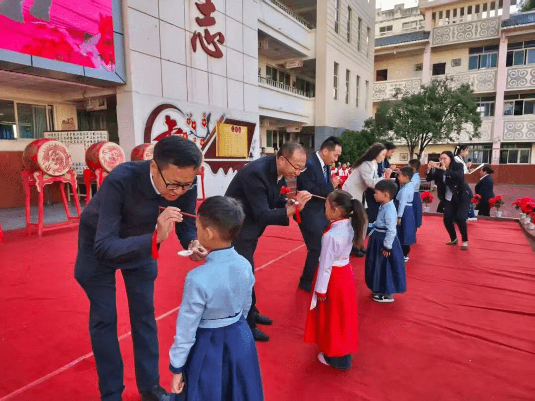 四川省凉山州昭觉县东方红小学关工委举行2025年秋季学期“开笔礼”仪式