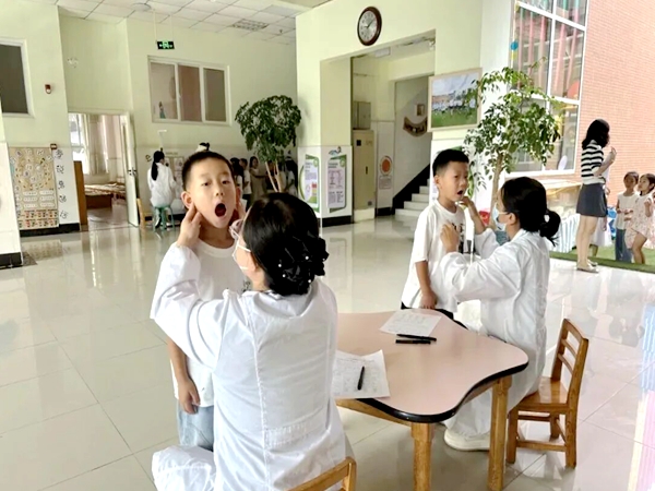 四川省凉山彝族自治州宁南县宁远镇社区卫生服务中心关工委到第三幼儿园开展健康体检活动