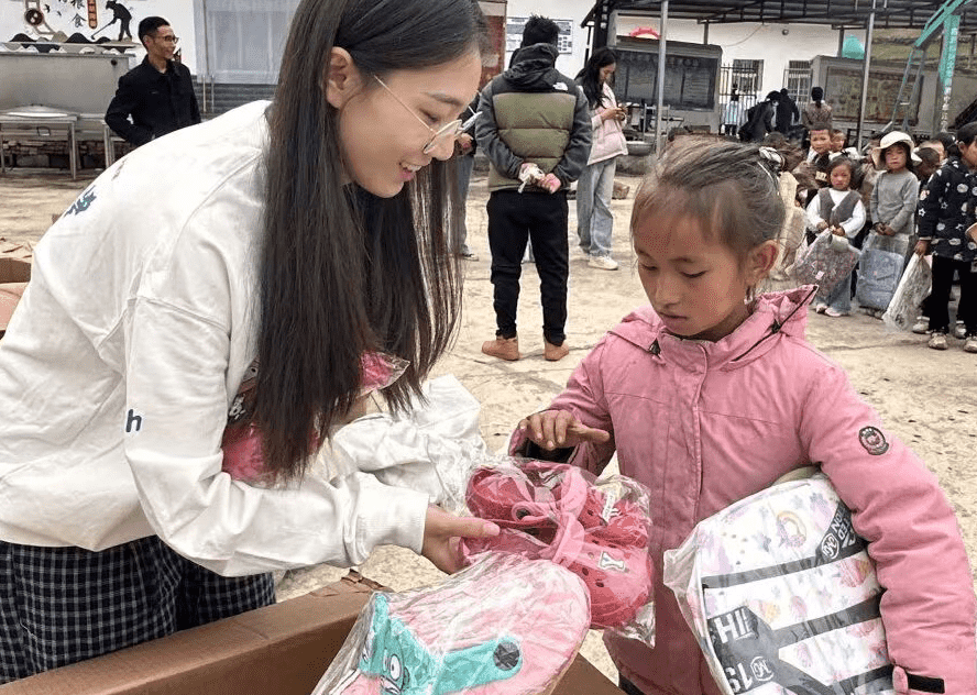 爱心抵达云端——四川省凉山州昭觉县谷曲镇关工委联合浙江大学第27届支教团开展爱心物资捐赠活动