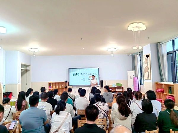 家园携手 同心共育——四川省凉山州宁南县机关幼儿园关工委召开2025年秋季家长会