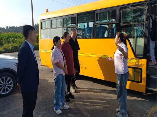 黑龙江省牡丹江市阳明区教育关工委联合桦林镇中心校关工委开展新学期校车护航活动