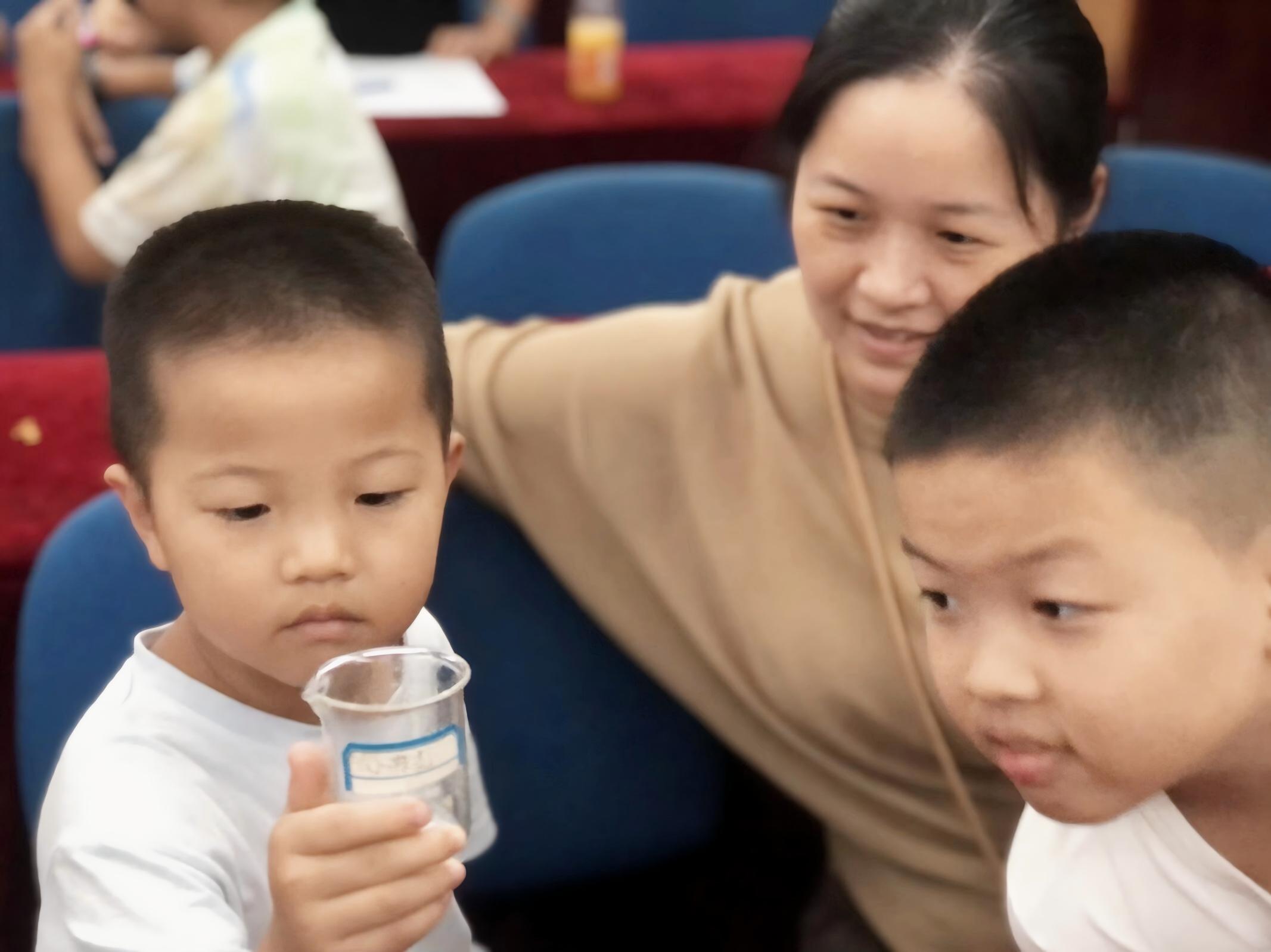 安徽省合肥市包河区滨湖世纪社区清枫居委会关工委开展“生活中的奇妙科学”小小牛顿课堂