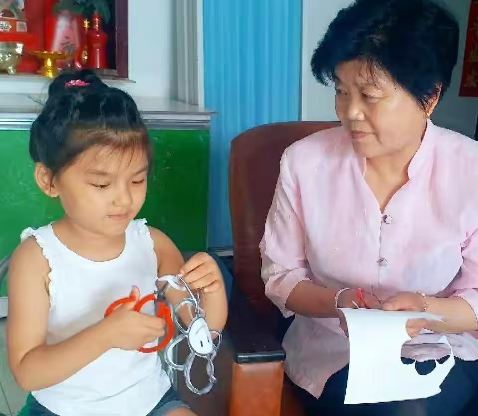 让剪刀剪出新天地——内蒙古自治区赤峰市翁牛特旗关工委举办剪纸“非遗”传承青少年活动