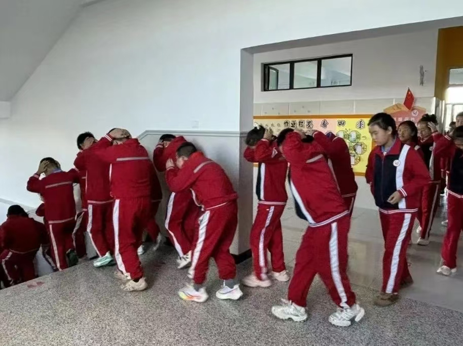 内蒙古自治区赤峰市翁牛特旗乌丹第六小学关工委开展防踩踏安全疏散演练守护脚下安全