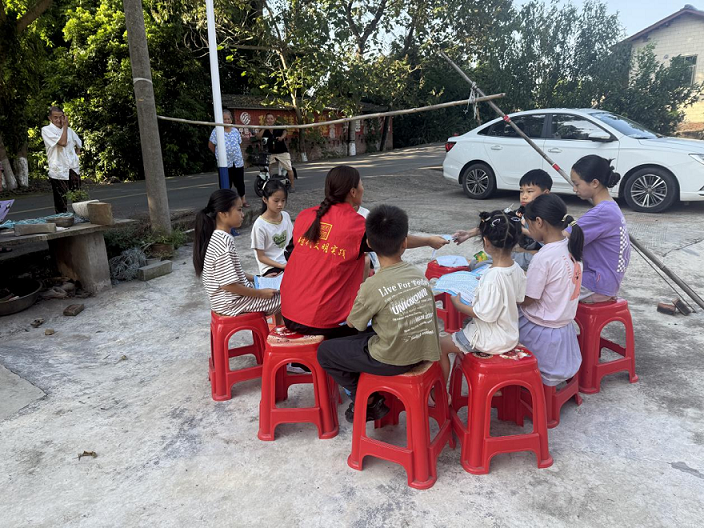 四川省自贡市富顺县狮市镇关工委开展“暖护留守心 共筑成长路”关爱活动