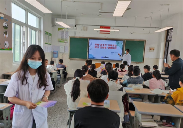 江苏省徐州市铜山区汉王实验小学关工委聘请汉王镇中心卫生院医护人员对学生开展结核病知识讲座