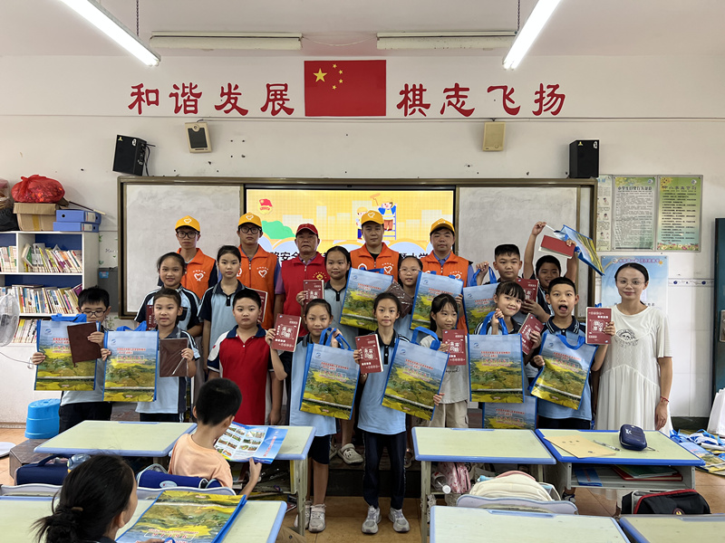 中国铁路南宁供电段关团联手开展“关爱明天，普法先行”铁路安全宣传教育进学校活动