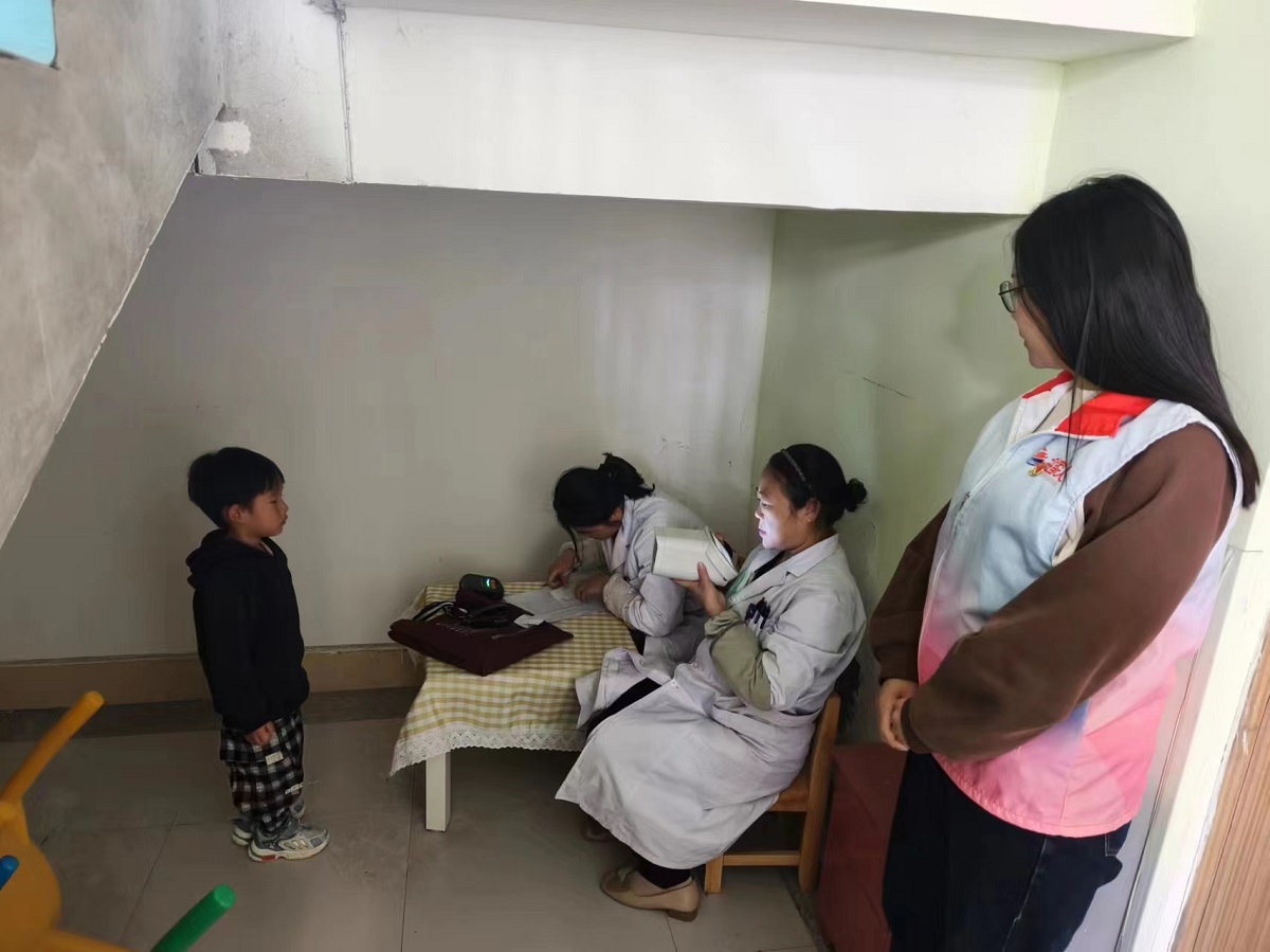 江苏省徐州市经开区徐庄镇张家村关工委联合卫生院医护人员开展小小眼睛 大大 “视”界