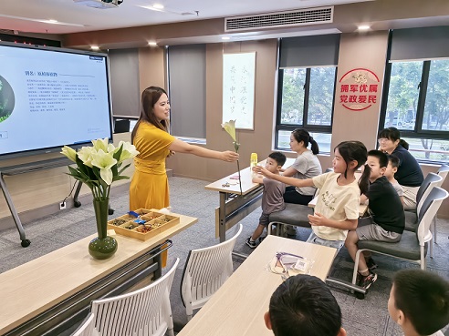 江苏省无锡市惠山区前洲街道锦洲社区关工委：小手拉大手，合香传温情