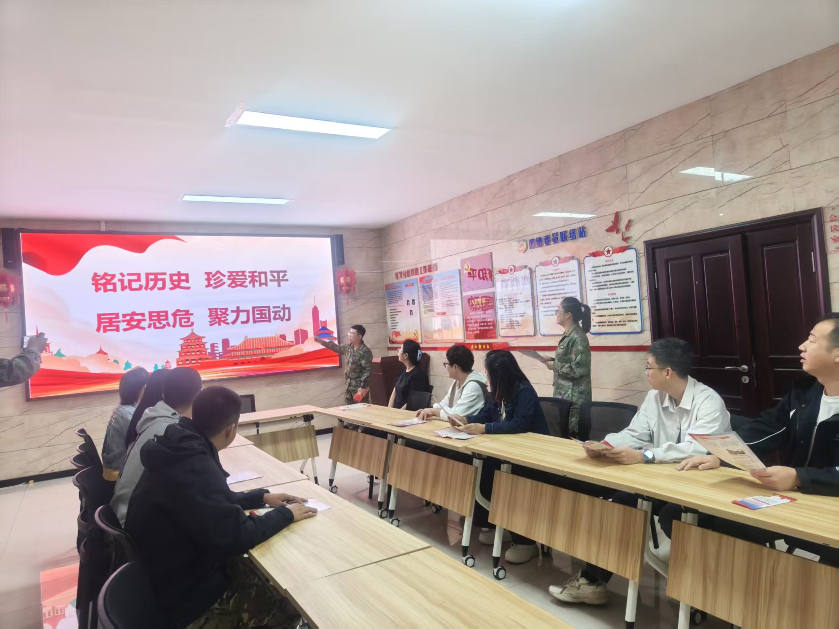 黑龙江省牡丹江市绥芬河市发改委、绥芬河市国防动员办公室联合绥芬河镇绥兴社区关工委共同开展“铭记历史珍爱和平居安思危”主题宣传活动