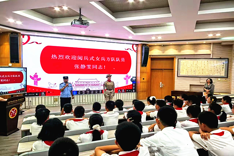 江苏省南京市玄武区玄武湖街道联合组织“93大阅兵”民兵方队女兵进校园宣讲爱国主义精神