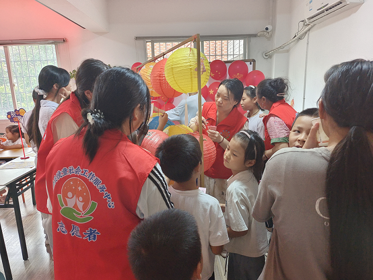 四川省自贡市富顺县东湖街道关工委举办“童心迎双节·巧手绘团圆”双节派对活动