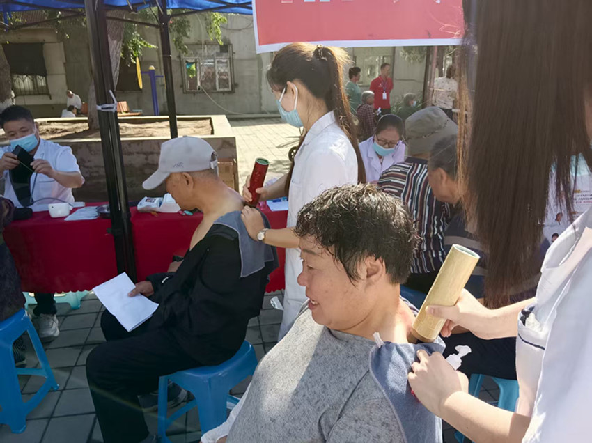 艾灸理疗进社区 情系老人暖人心——内蒙古自治区赤峰市元宝山区西城街道如意东社区关工委开展老年保健活动