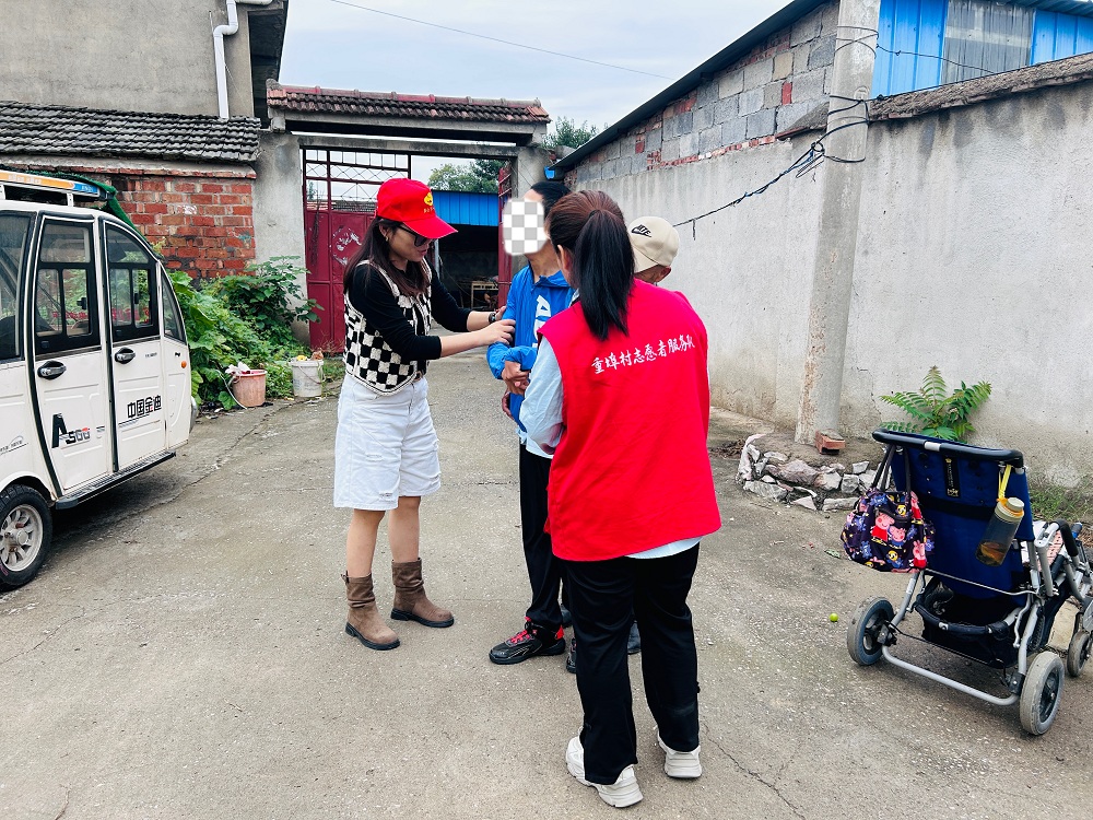 江苏省徐州市经开区徐庄镇重埠村关工委开展困境儿童走访活动