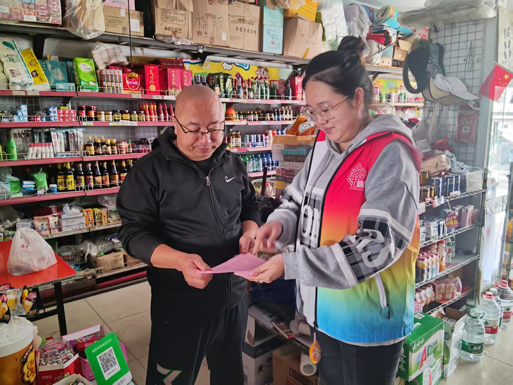 黑龙江省牡丹江市绥芬河市绥芬河镇联合绥芬河镇永安社区关工委开展“深耕商户‘扫黄打非’宣传 织密辖区文化安全网”主题宣传活动