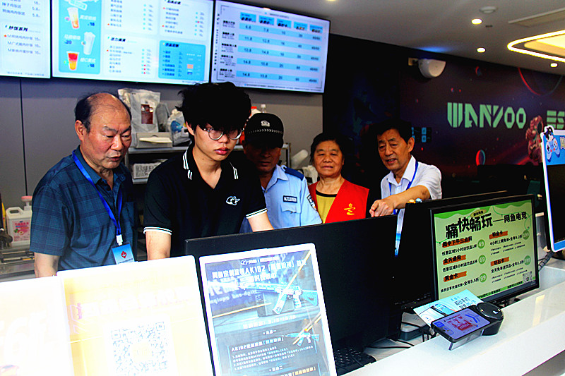 江苏省南京市玄武区玄武湖街道关工委联合开展“五老”网吧巡查，护航青少年健康成长