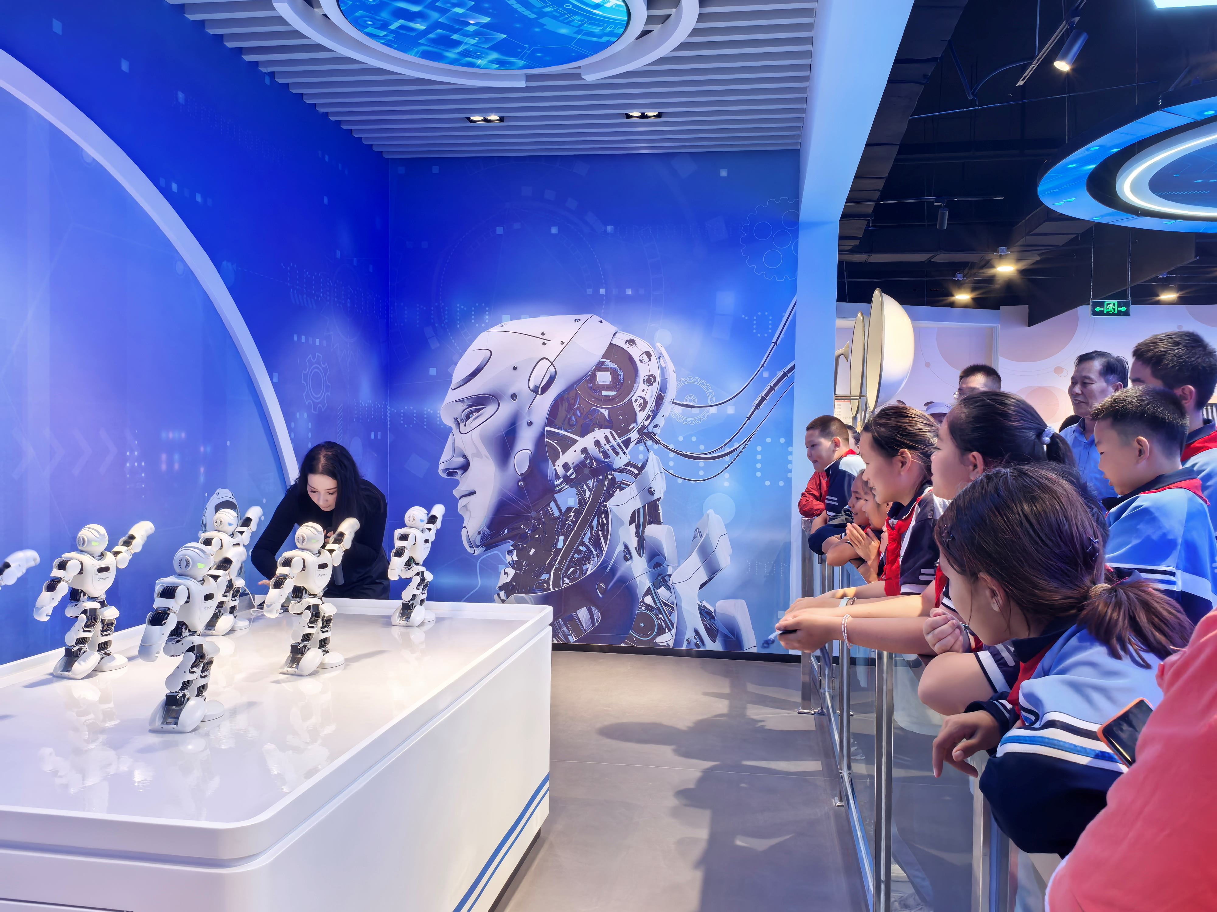 第三师四十九团关工委联合工会、团委、妇联开展了“科技观展话发展，观影铭史传情怀”主题系列活动