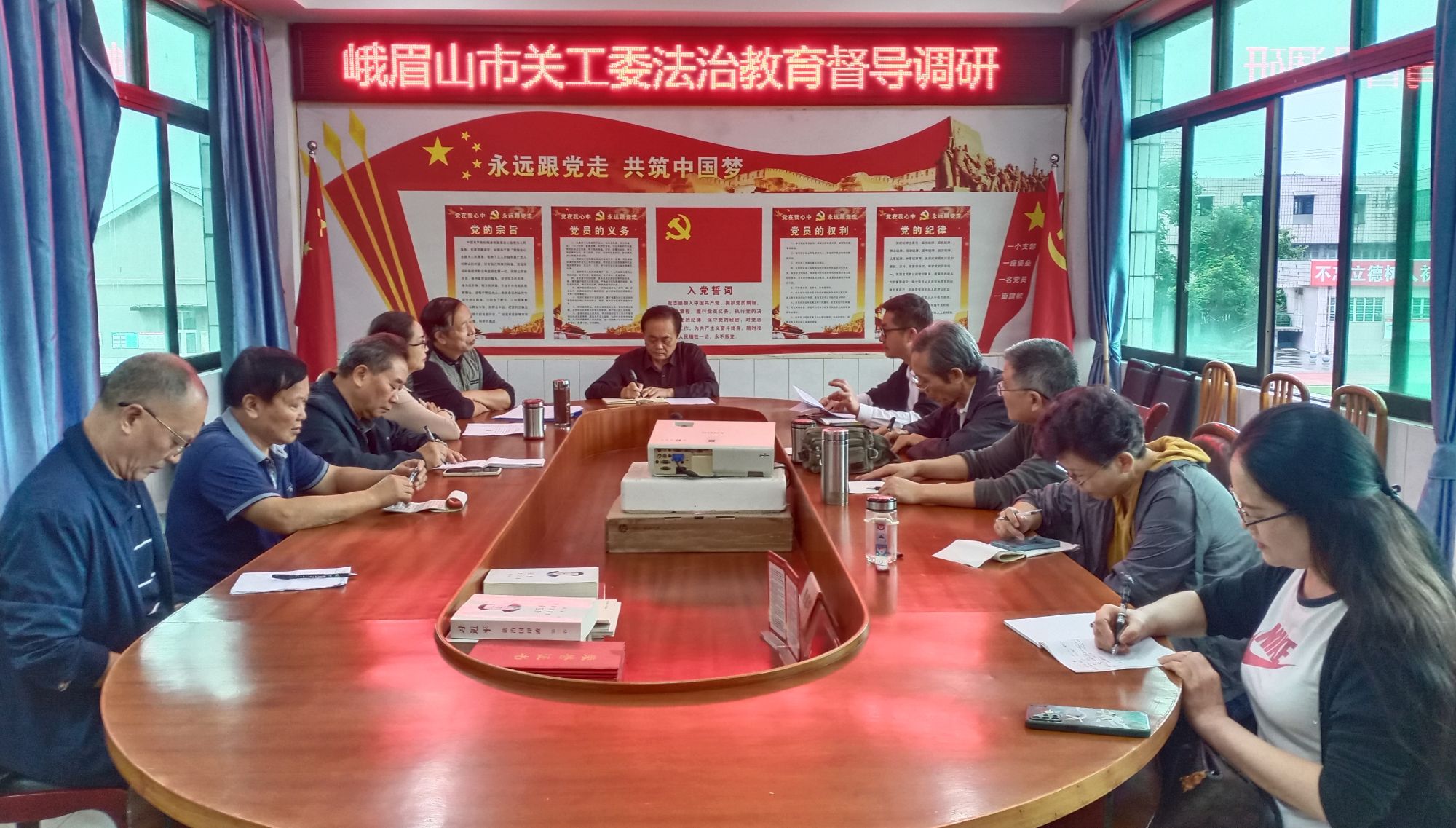 四川省乐山市峨眉山市关工委调研和指导各中小学法治教育工作